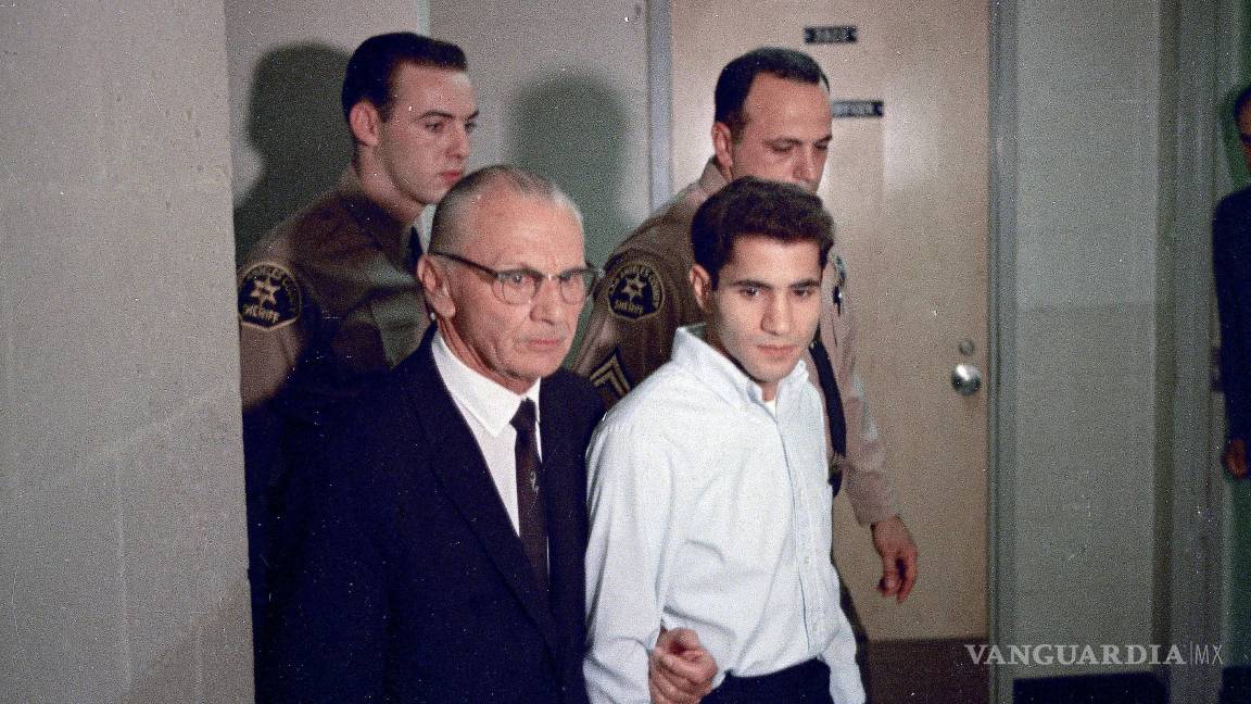 $!Sirhan Sirhan, a la derecha, acusado de asesinar al senador Robert F. Kennedy, es visto con su abogado Russell E. Parsons en Los Ángeles en junio de 1968.
