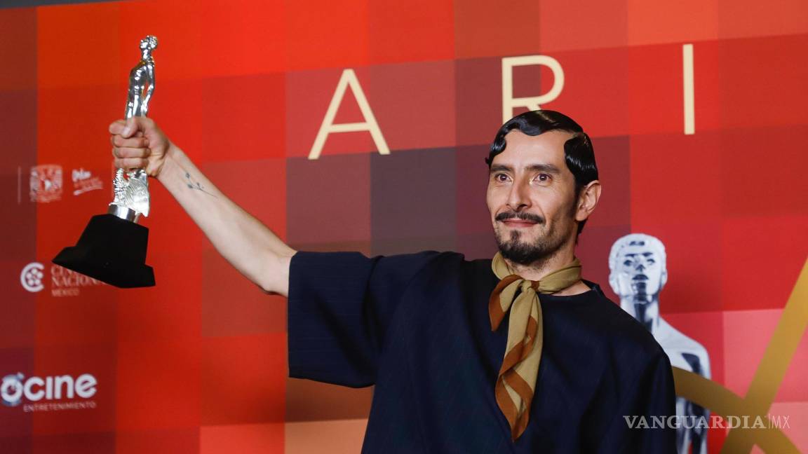 $!El actor Raúl Briones posa con su Ariel a mejor actor por Una película de policías durante la alfombra roja de la edición 64 de la entrega de los premios Ariel.