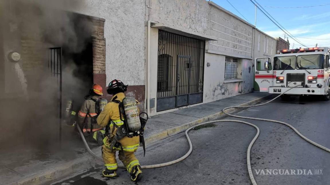 $!La Policía Municipal de Ramos Arizpe acudió al lugar para cerrar la circulación y permitir que el camión de bomberos pudiera estacionarse.