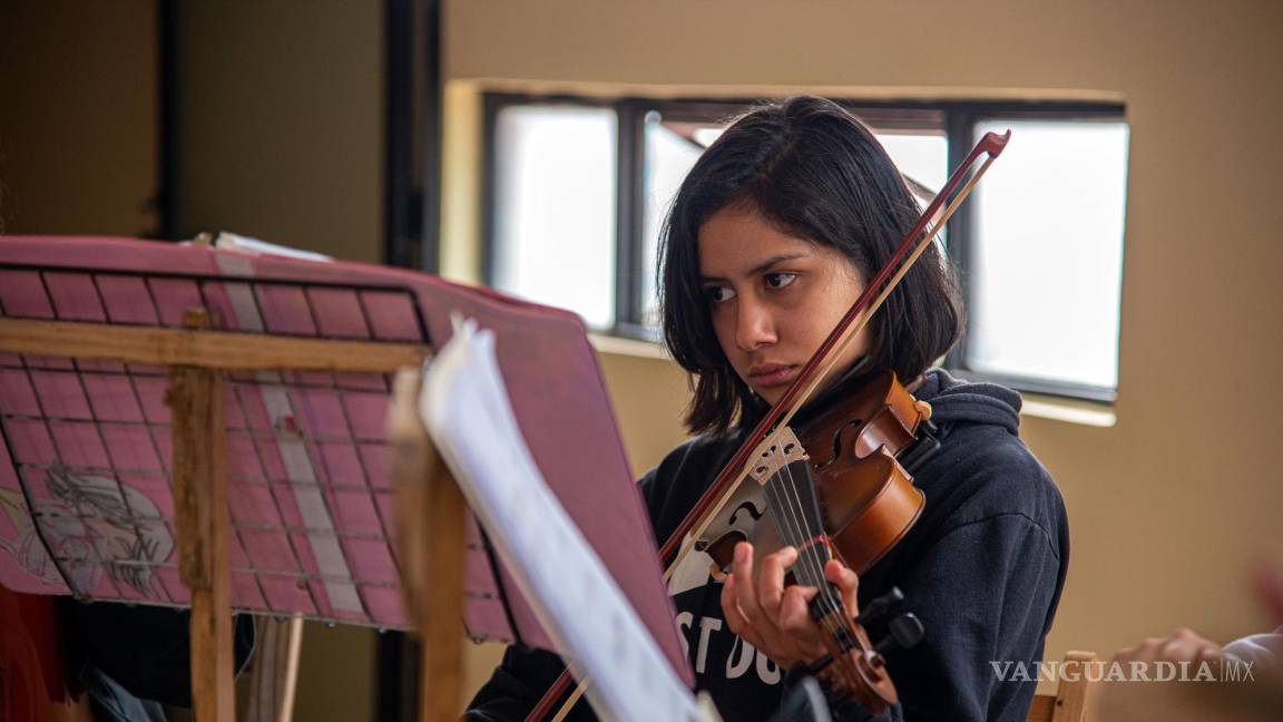 $!MEUna joven indígena tzotziles, integrante del proyecto musical Por la paz de la zona norte, ensaya en el Centro Cultural de San Cristóbal de las Casas (México).