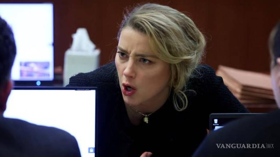‘No hay lágrimas porque no hay congruencia’; experta analiza lenguaje corporal de Amber Heard