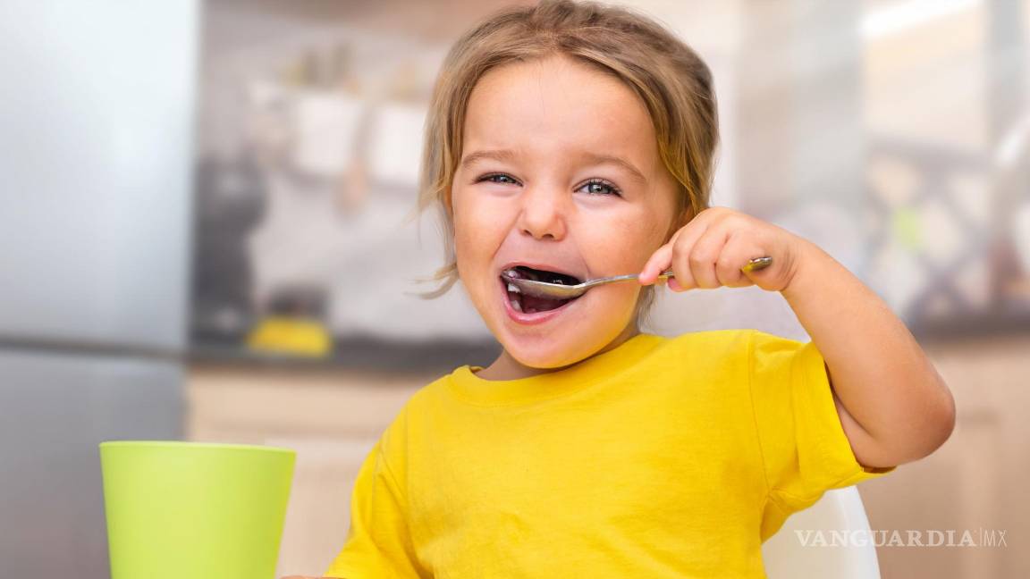 $!Niña tomando su desayuno con entusiasmo. Foto: Nutritienda.
