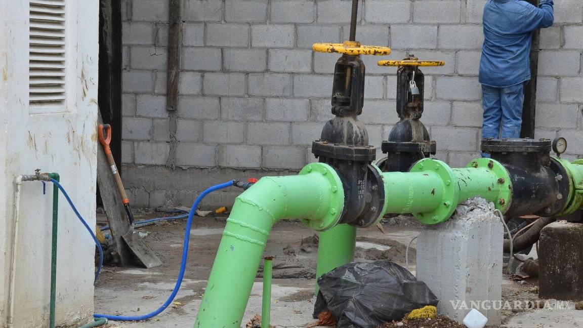 Trabajan cuadrillas para reestablecer servicio de agua potable en colonias de Piedras Negras