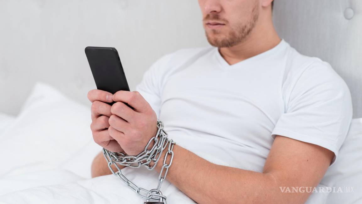 $!Hombre 'encadenado' al mundo virtual.