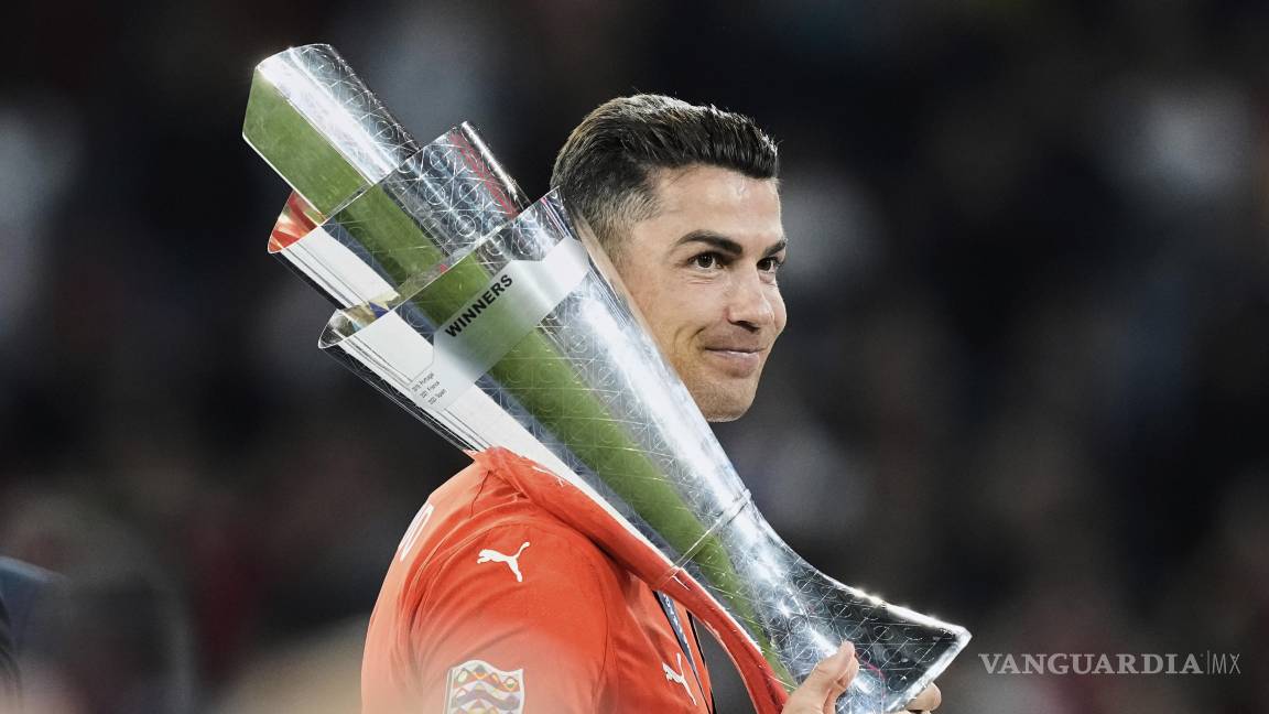 ¿Se va o se queda?: Cristiano Ronaldo celebra título con Portugal y sorprende al hablar de su futuro
