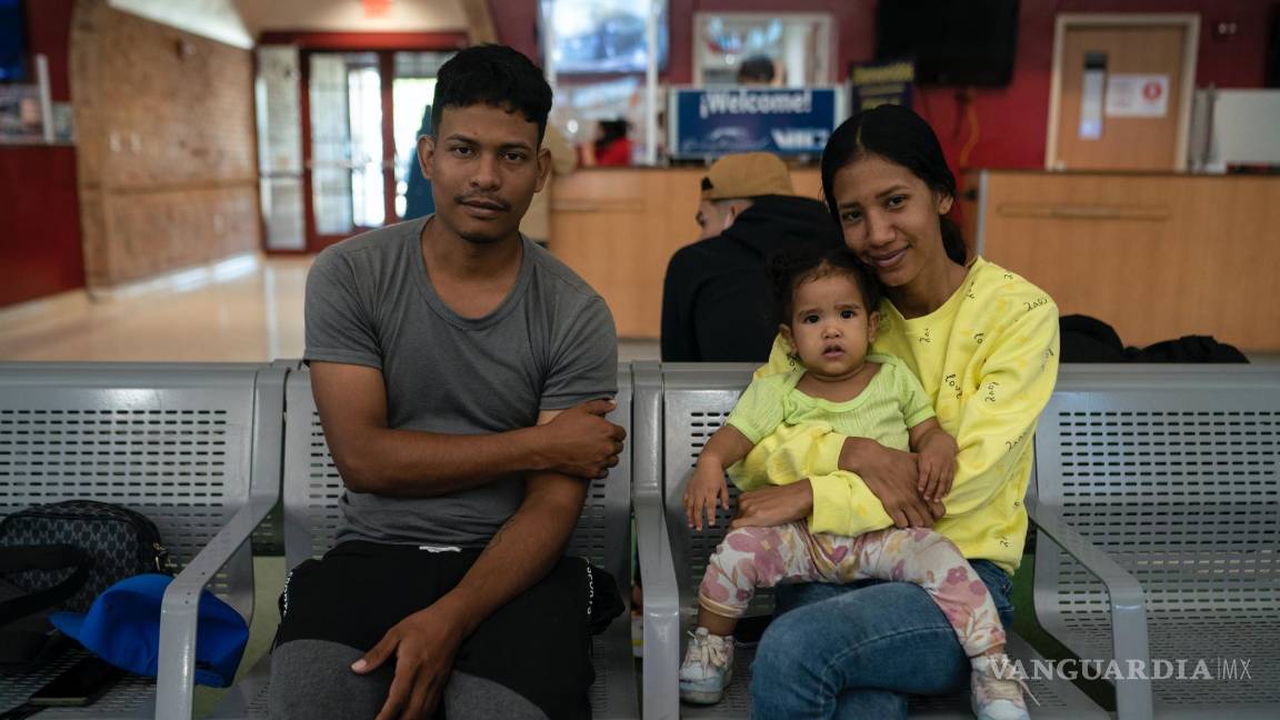 $!Los migrantes venezolanos Robert Granado su prima, Lilibeth García Granado y su hija, Cataleya García Granado en una estación de autobuses en Brownsville, Texas.