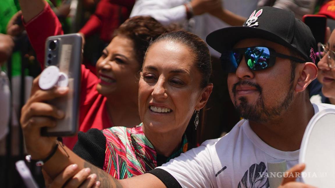 $!La aspirante presidencial mexicana Claudia Sheinbaum, saluda a sus partidarios al llegar a un mitin de campaña en la Ciudad de México, el jueves 16 de mayo de 2024.