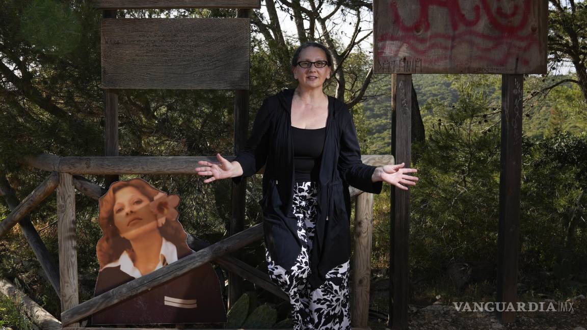 $!Sabrina Matrangelo, junto a un retrato de su madre Renata Fonte, en Porto Selvaggio, cerca de Nardo, Italia. Renata fue asesinada por la mafia en 1984.