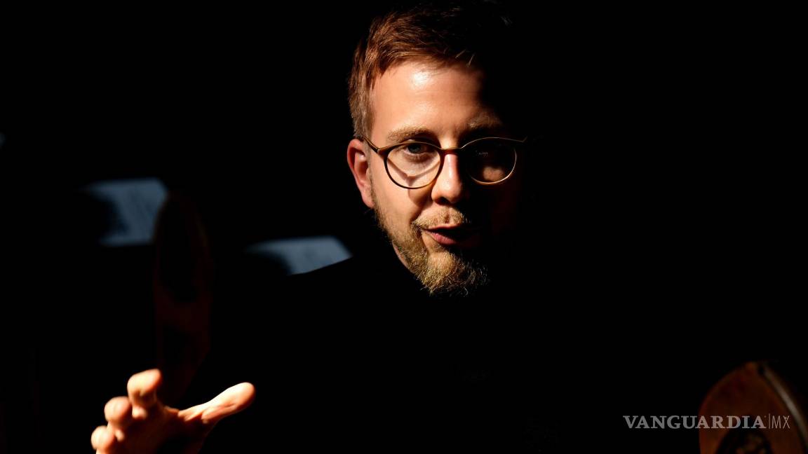 $!Jonas Simmerlein, teólogo y filósofo de la Universidad de Viena en Austria, durante una entrevista con The Associated Press en Núremberg, Alemania.