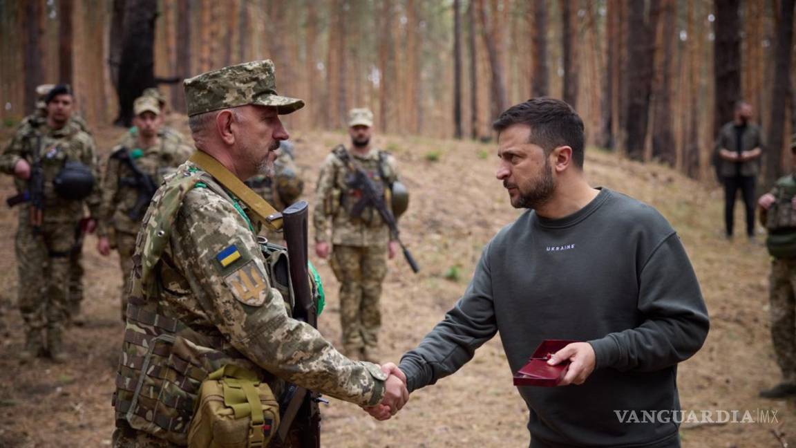 $!El presidente Volodímir Zelenski (d) recompensa a militares ucranianos durante su visita a posiciones militares en la línea del frente entre Lyman y Kupiansk.