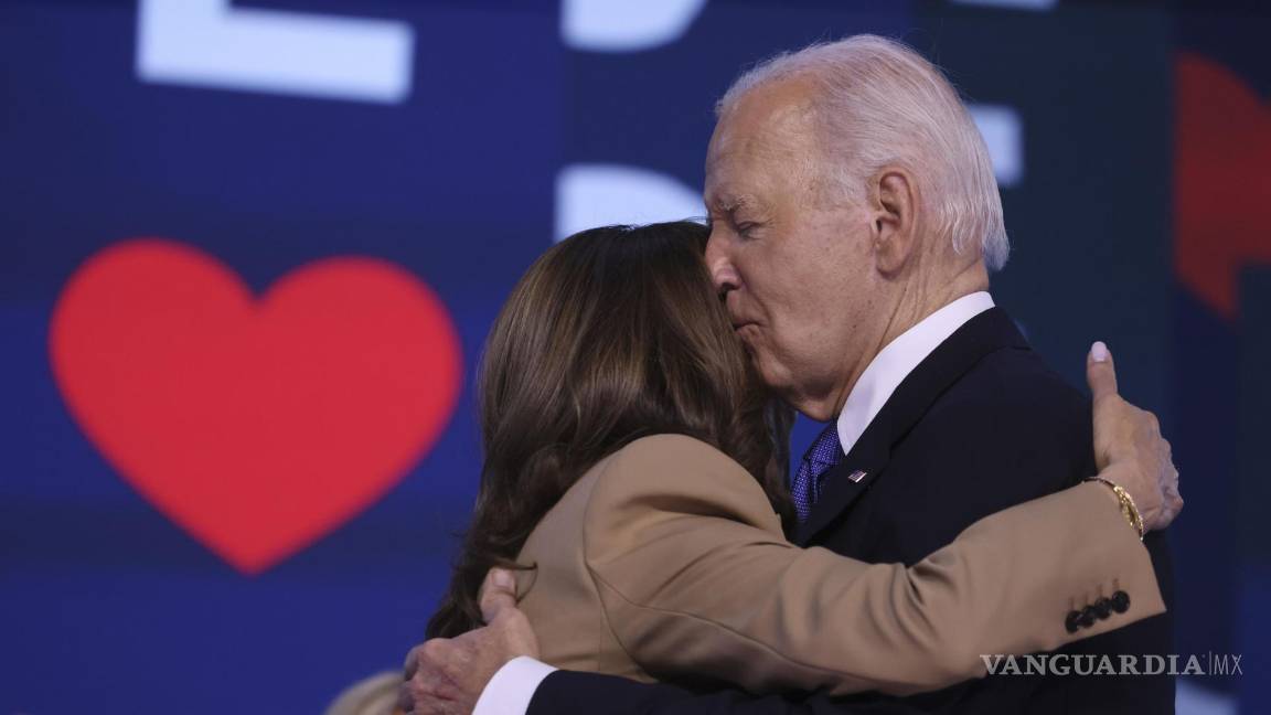 $!La vicepresidenta estadounidense Kamala Harris abraza al presidente Joe Biden tras su discurso en la noche inaugural de la Convención Nacional Demócrata.