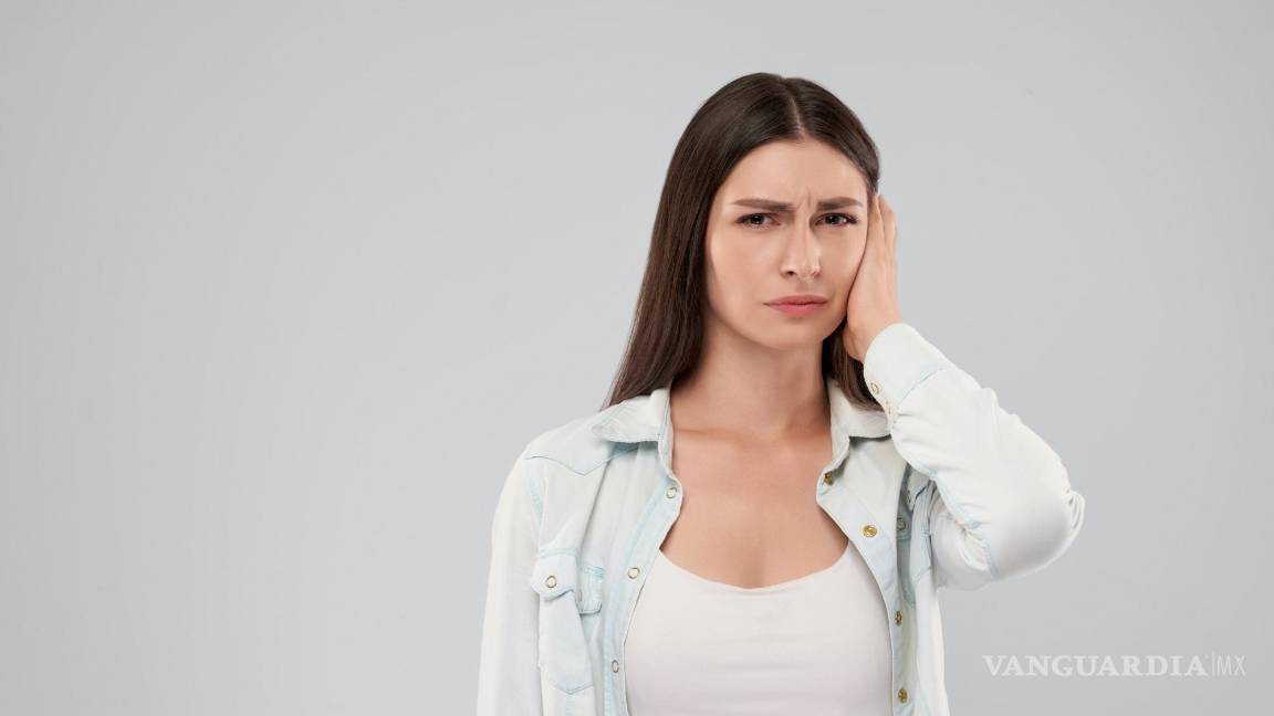 $!Mujer experimentando una molestia auditiva.