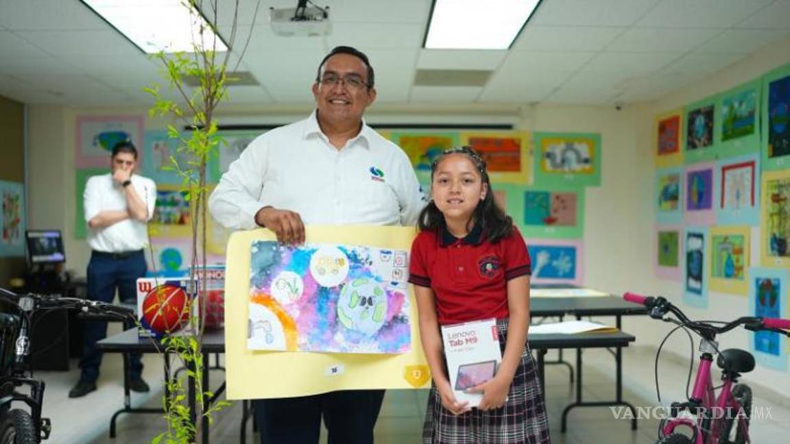 $!Briset Alejandra Reyna Posada, de la Primaria Ricardo Flores Magón, posó orgullosa junto a su dibujo ganador del segundo lugar.