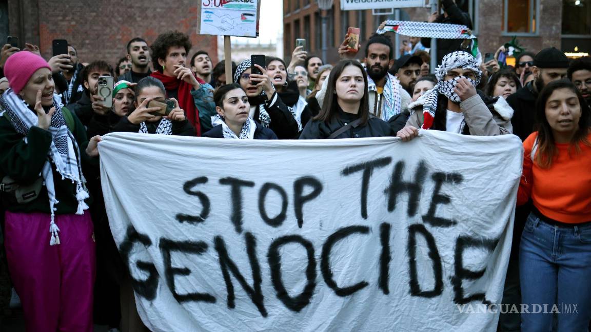 $!Activistas sostienen una pancarta que dice “Detengan el genocidio” durante una manifestación en solidaridad con los palestinos en Berlín, Alemania.