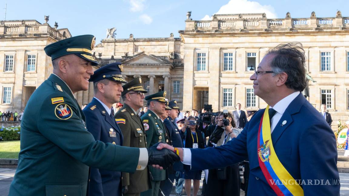 $!El mandatario Gustavo Petro (d) estrecha la mano del Comandante General de las Fuerzas Militares, General Luis Fernando Navarro Jiménez.