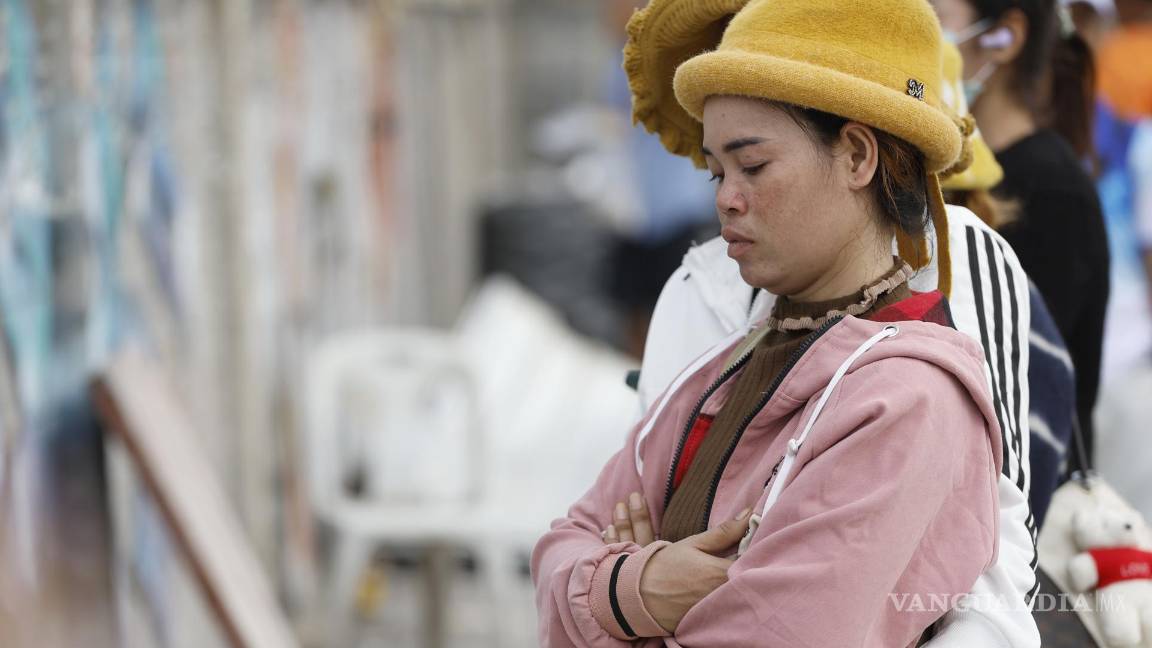 $!La gente espera durante una operación de búsqueda y rescate de sobrevivientes en el lugar de un edificio derrumbado después de un terremoto en Bangkok, Tailandia.