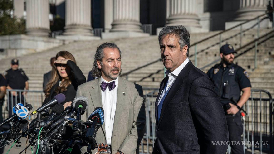 $!Michael Cohen, exabogado del expresidente Donald Trump, habla con los periodistas después de testificar en el juicio por fraude civil de Trump.
