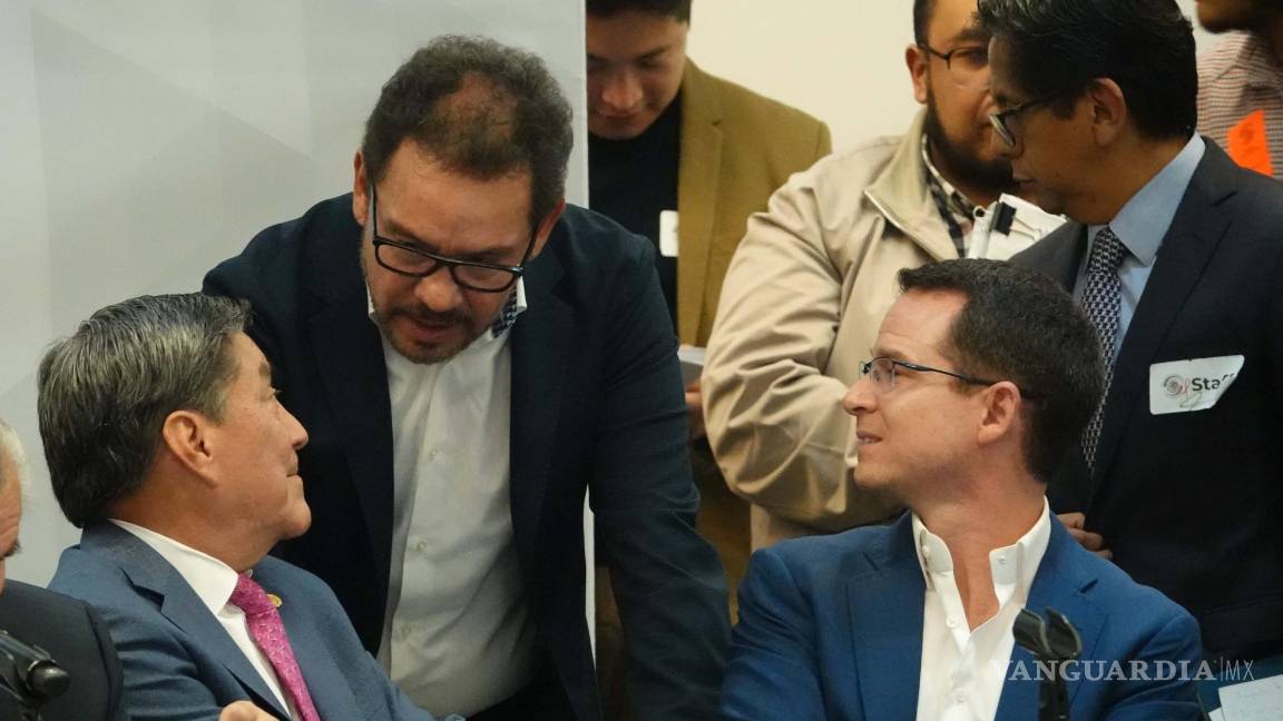 $!Los senadores Óscar Cantón Zetina, Ignacio Mier y Ricardo Anaya durante la Primera Reunión Ordinaria de Comisiones Unidas de Puntos Constitucionales y de Estados Legislativos.