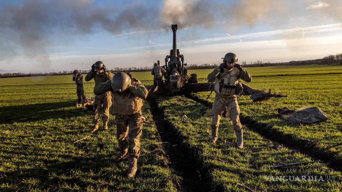 $!Soldados ucranianos disparando un obús contra vehículos blindados rusos.