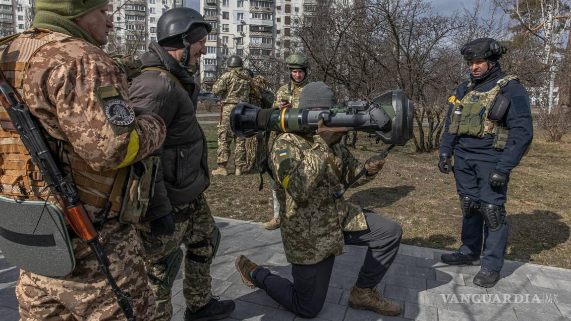 $!Un miembro de las Fuerzas de Defensa Territorial aprendiendo a usar un misil Javelin durante una sesión de entrenamiento en Kiev, Ucrania.