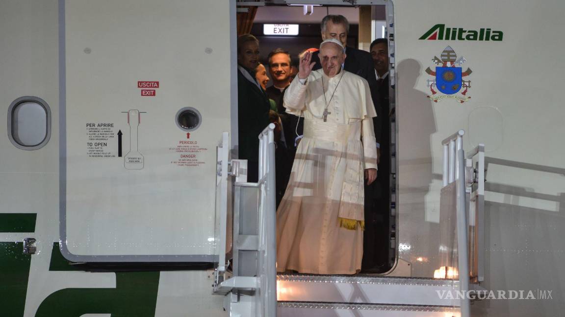 $!El Papa Francisco arribó al AICM, donde fue recibido por el presidente Enrique Peña Nieto, en su visita a nuestro país.
