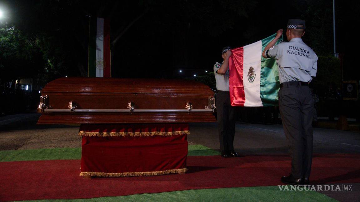 $!Una bandera de México, que cubría el féretro, fue entregada a sus familiares por parte del secretario de la Defensa Nacional.