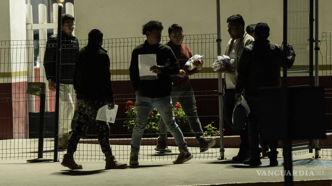 $!TIJUANA BAJA CALIFORNIA 22ENERO2025.- La noche del miércoles 22 de enero, un segundo grupo de aproximadamente 100 migrantes fue deportado a México, arribando a la garita El Chaparral, ubicada en la frontera con Estados Unidos.