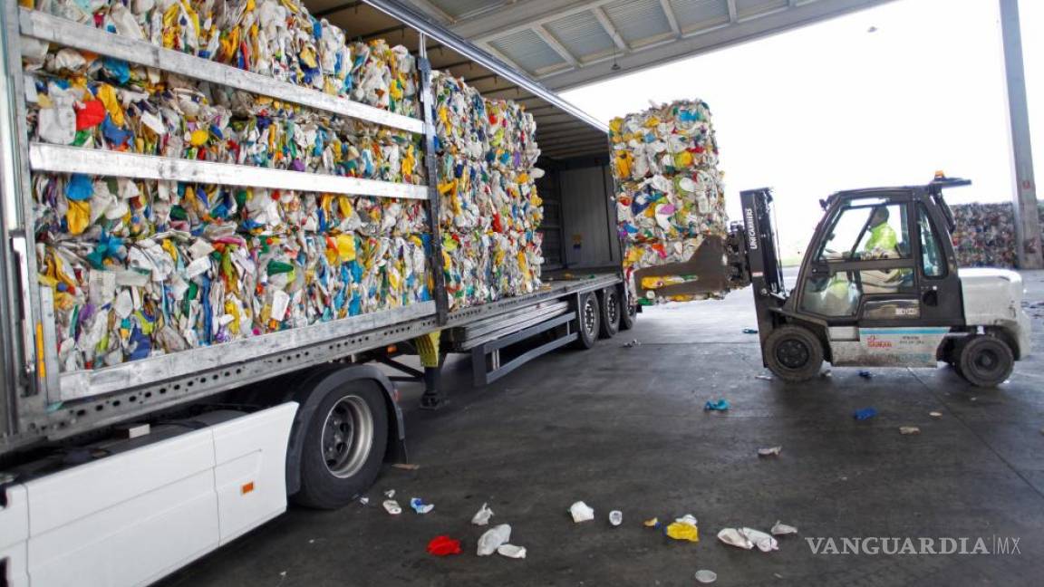 $!Una carretilla carga plástico reciclable en un contenedor en el complejo de tratamiento de residuos urbanos de la Sogama, Cerdeda.