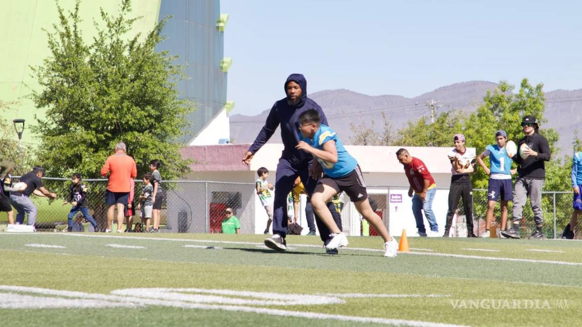 $!Integrantes de AFAIS aprovecharon la visita del nuevo jugador de Dinos de Saltillo para convivir con él.
