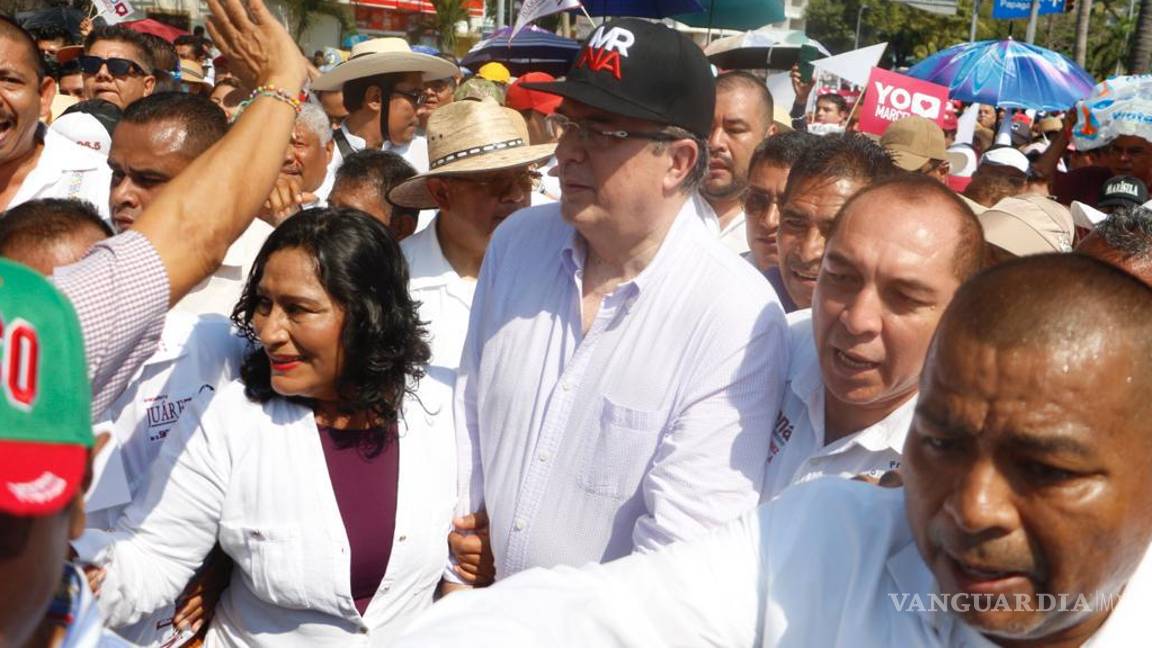 $!En el mitín, Ebrard recibió las peticiones de la sociedad guerrerense recabadas durante los foros denominados “Encuentros para el Futuro”.