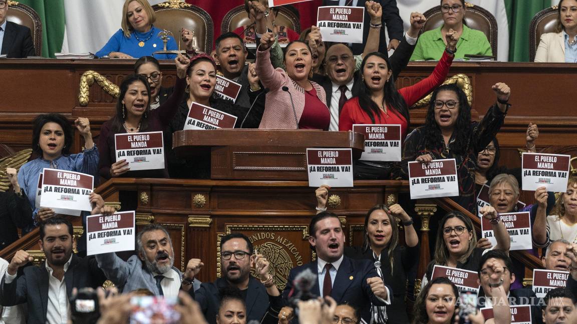$!Legisladores se manifiestan a favor de la reforma judicial en el Congreso, en la Ciudad de México, el 12 de septiembre de 2024.
