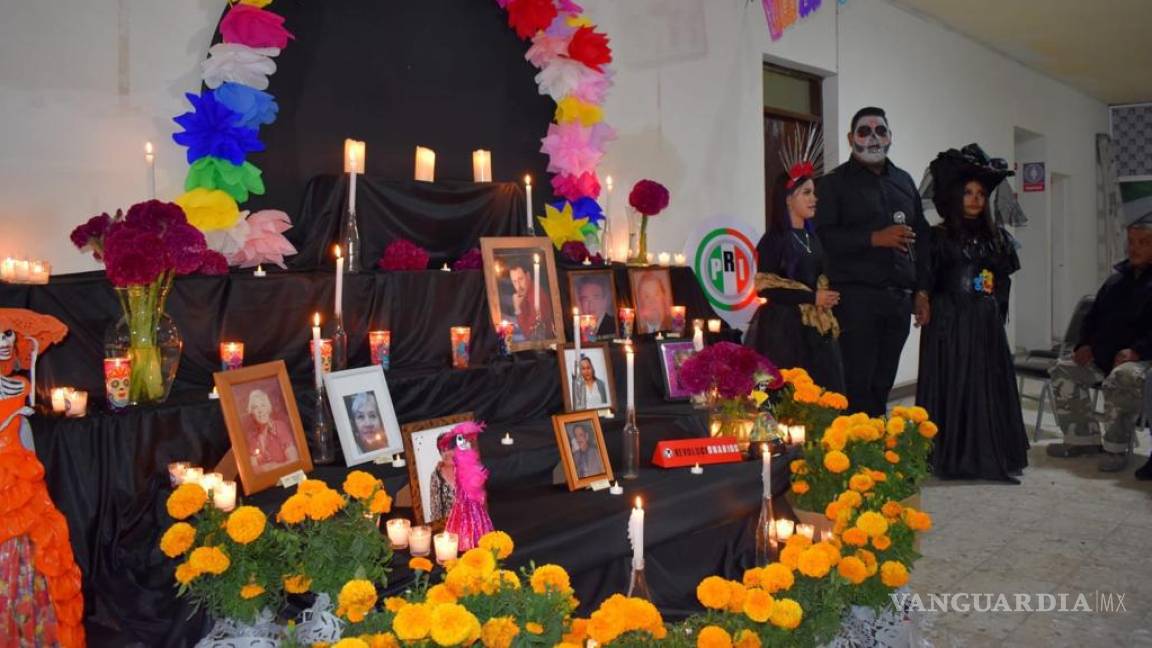 Levantan altares de muertos en honor a priistas monclovenses que dejaron legado