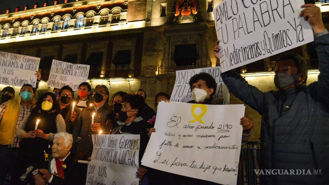 $!Padres y madres de niños con cáncer se manifestaron al exterior de Palacio Nacional para exigir abastecimiento de insumos, medicamentos y quimioterapias.