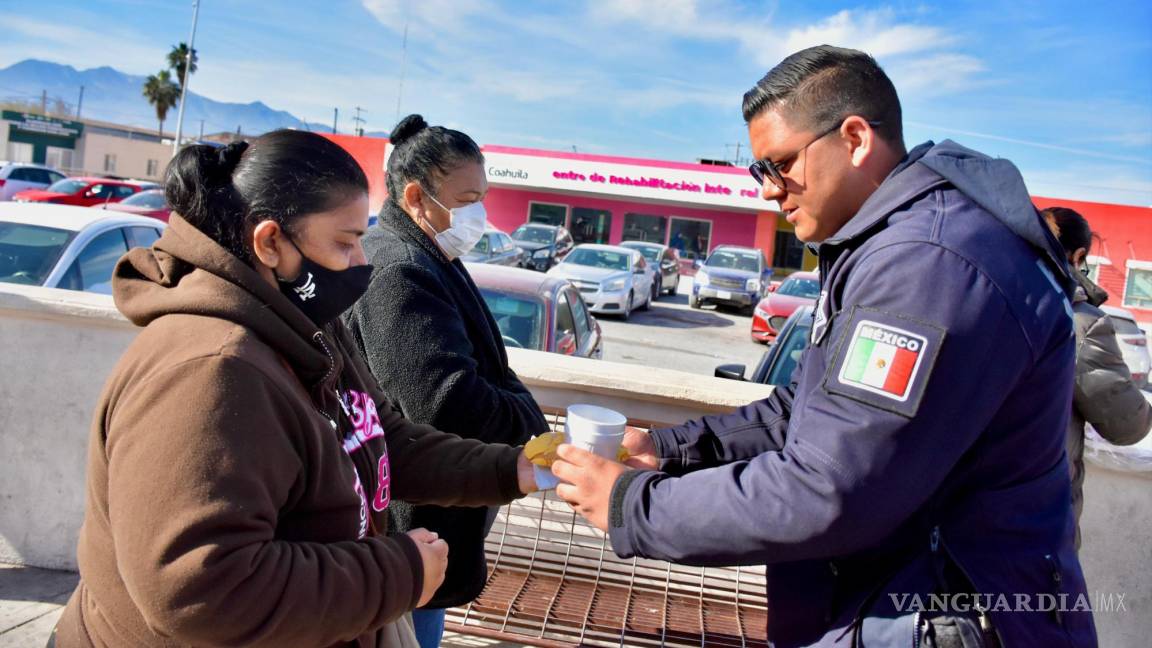 Café caliente y solidaridad ofrecen Policía de Monclova en hospitales por mal clima