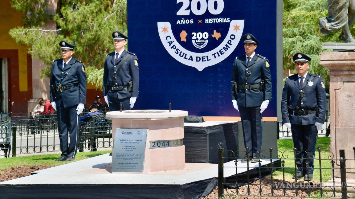 $!Los presidentes municipales entregaron objetos significativos de sus municipios para ser guardados en la cápsula del tiempo del Bicentenario.