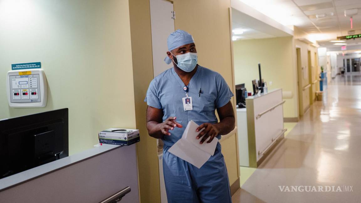 $!Dr. Myron Rolle en el Hospital General en Boston, en septiembre del 2022.