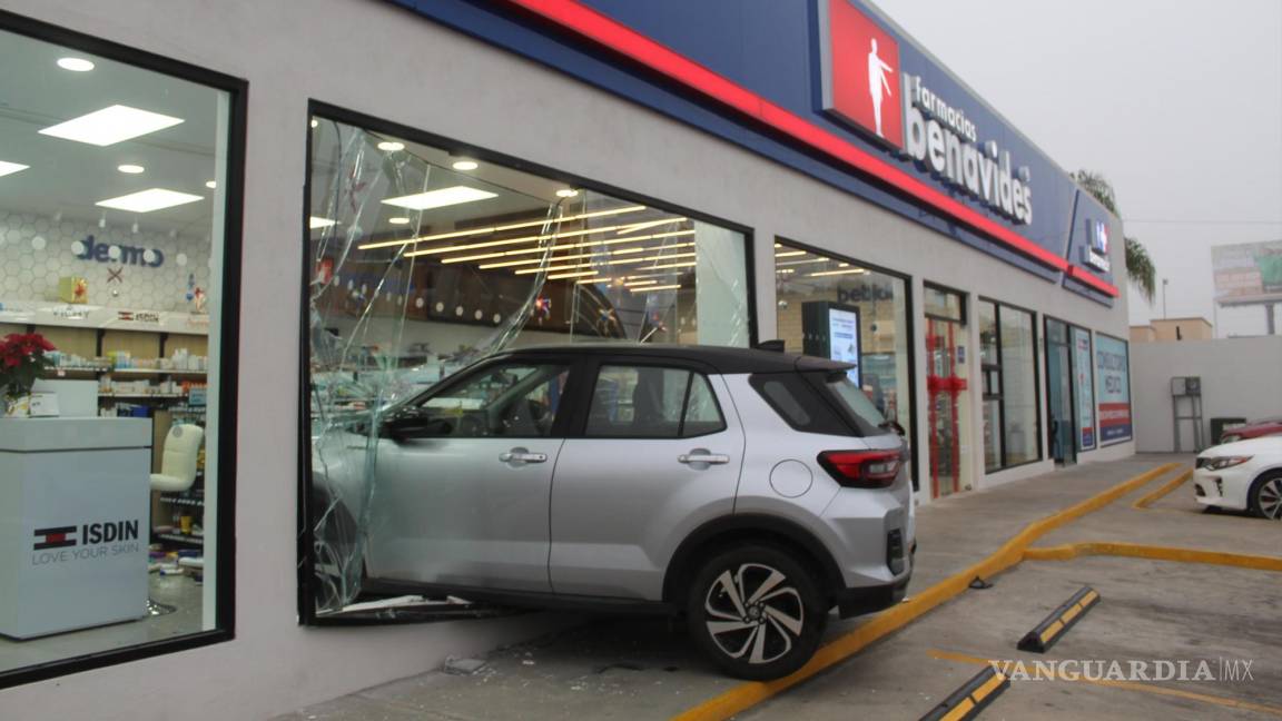 Entra con todo y coche a farmacia; falló el coche, dice