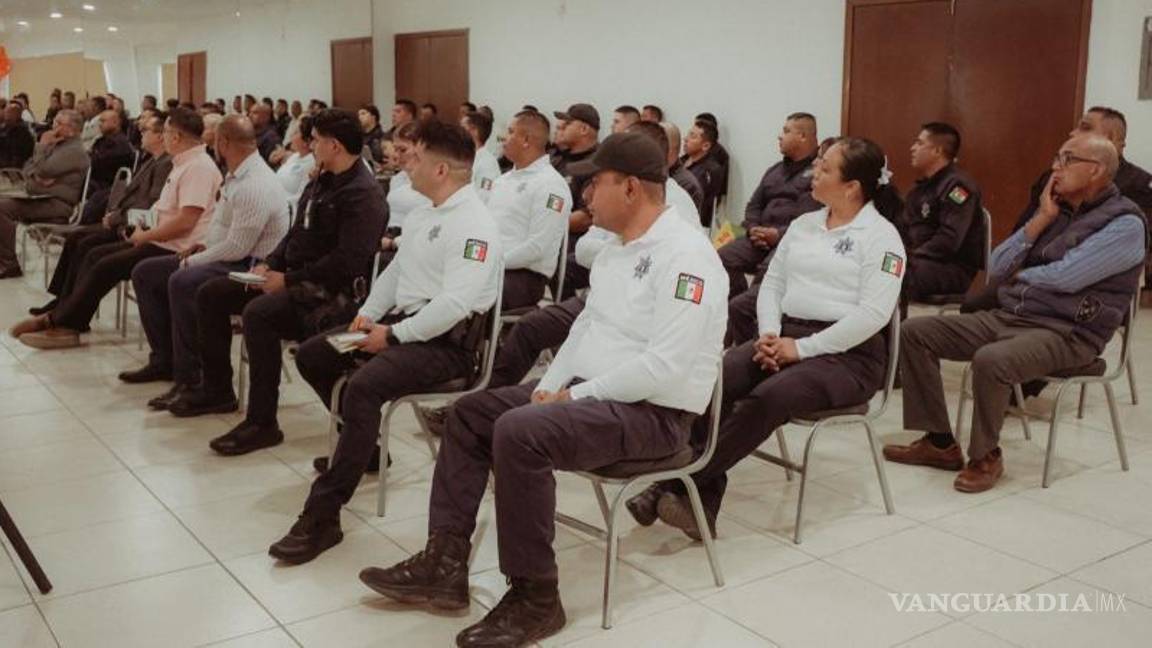 $!Elementos policiales refuerzan sus conocimientos en derechos humanos durante una sesión de formación.