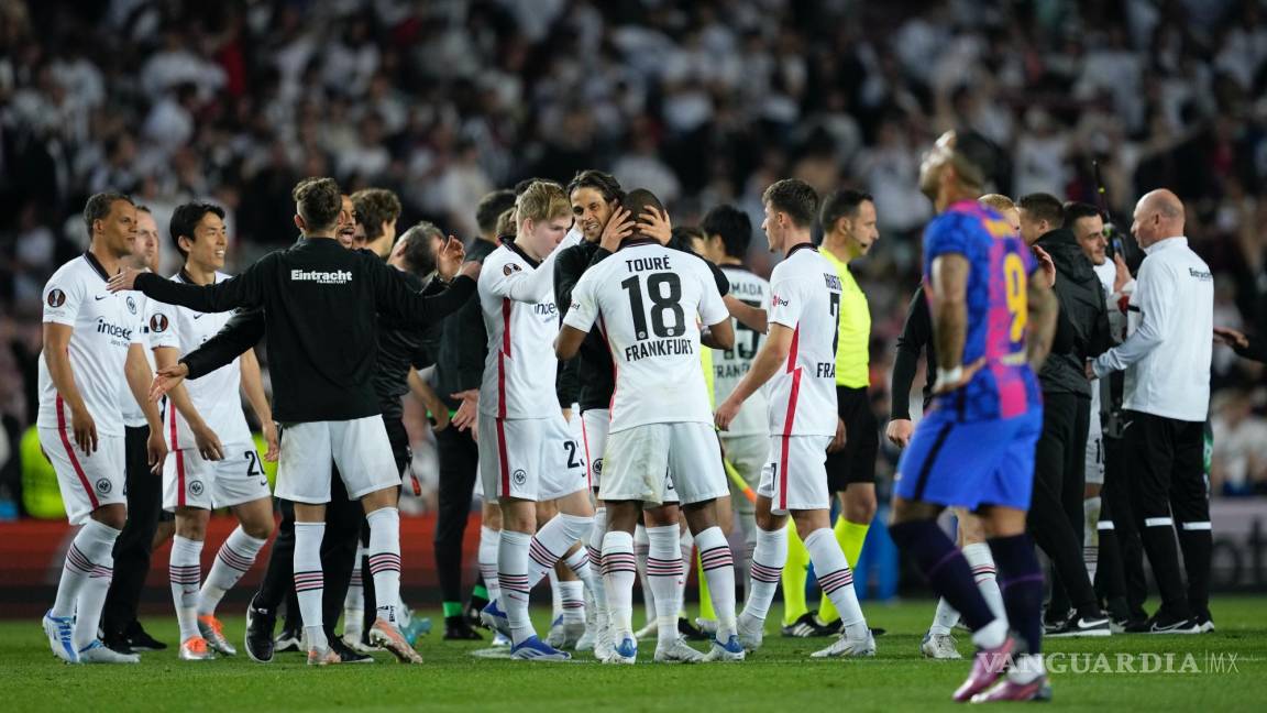 $!Los jugadores del Eintracht celebran el pase del equipo alemán a las semifinales de la Liga Europa tras derrotar al FC Barcelona.