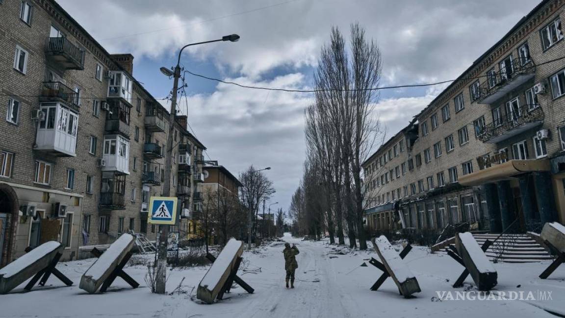 $!Un soldado ucraniano camina por una calle en Bakhmut, región de Donetsk, Ucrania.