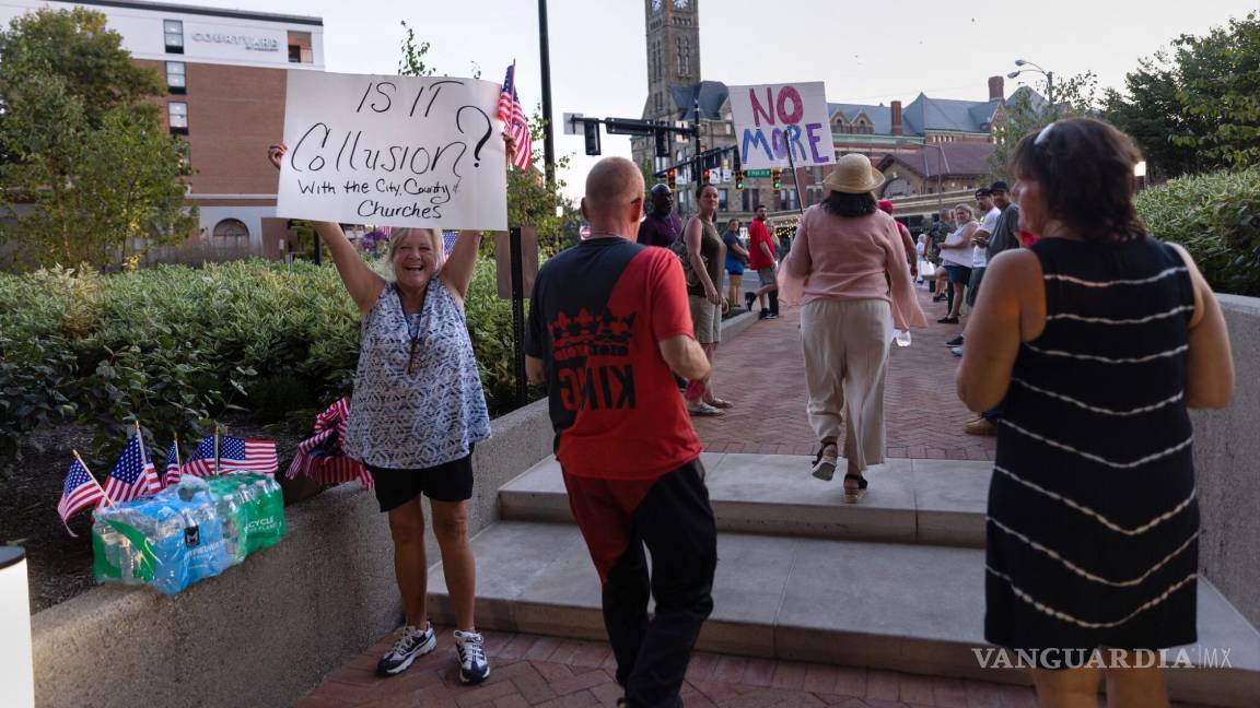 $!Manifestantes que se oponen a la llegada de inmigrantes haitianos a Springfield, Ohio con pancartas frente a la reunión de la Comisión Municipal en agosto.
