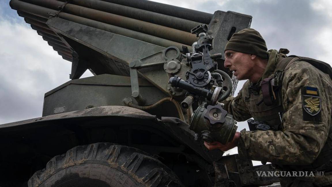 $!Un paracaidista de la 95ta Brigada de Asalto de las fuerzas aéreas de Ucrania apunta para disparar un Grad MSLR BM-21 hacia posiciones rusas.