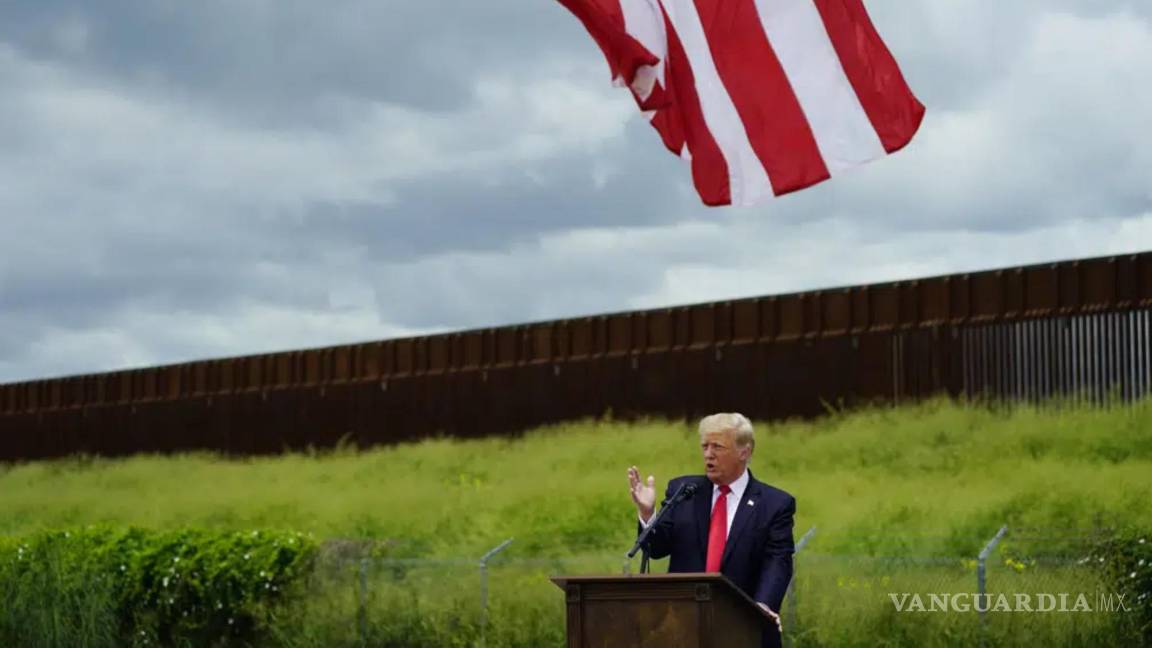 $!El expresidente Donald Trump durante una visita a una sección inacabada del muro fronterizo en Pharr, Texas, el 30 de junio de 2021.