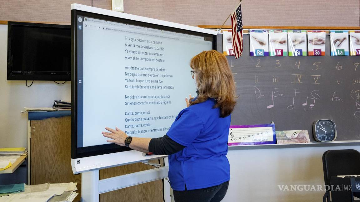 $!Rachel Leon, una instructora de música, muestra letras en la pizarra para los estudiantes durante los ensayos de mariachi en Questa High School en Questa.