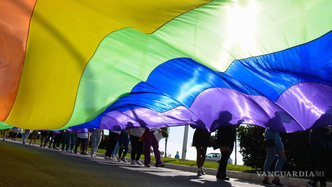 $!Varios contingentes de la comunidad LGBT+ participan en la marcha de la diversidad sexual en Campeche.