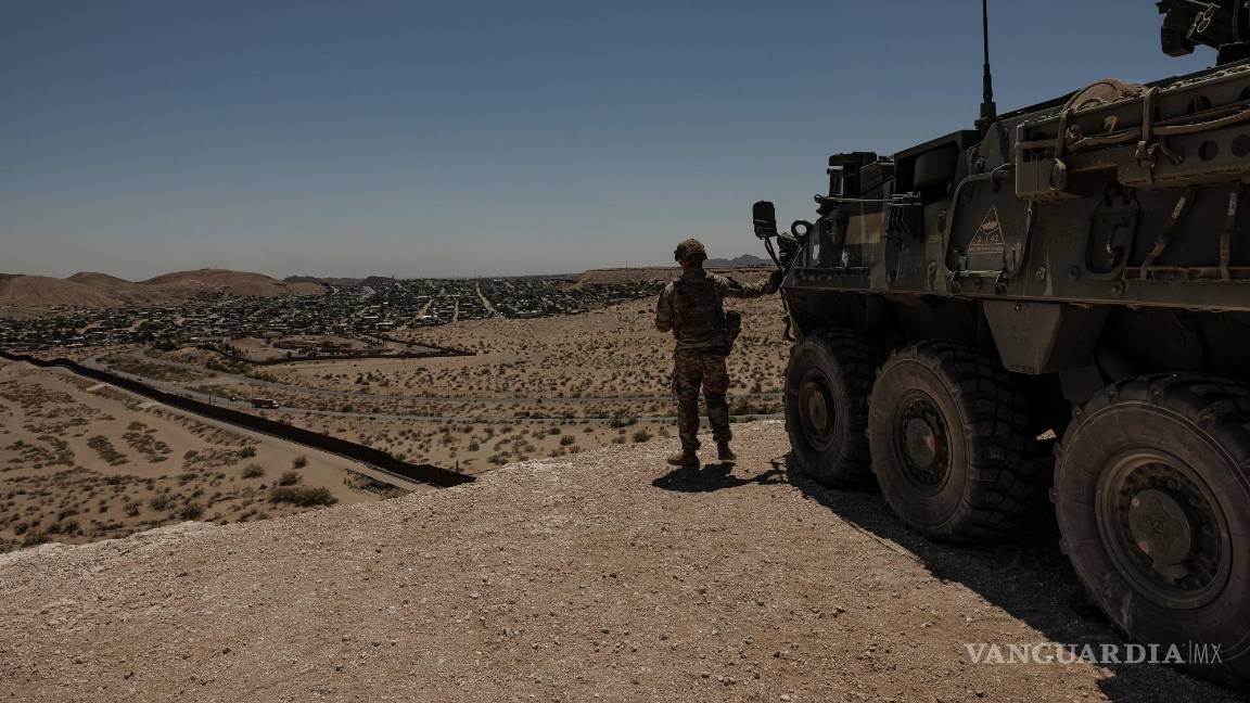 $!Soldados asignados a la Fuerza de Tarea Conjunta/Frontera Sur inspeccionan el muro fronterizo entre EU y México cerca de Santa Teresa, Nuevo México.