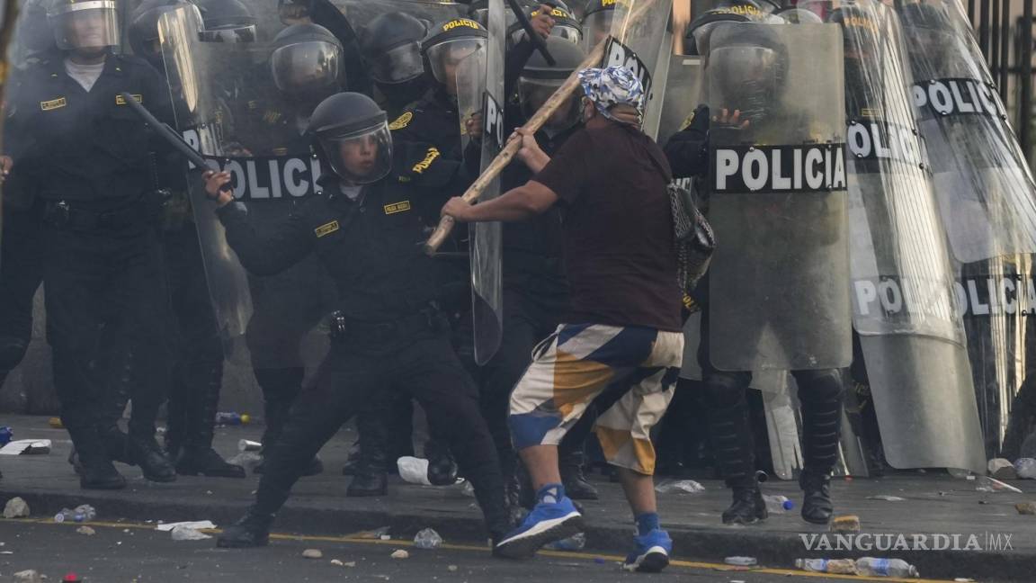 $!Un manifestante anti gobierno carga contra la policía con un palo durante los enfrentamientos en Lima, Perú.