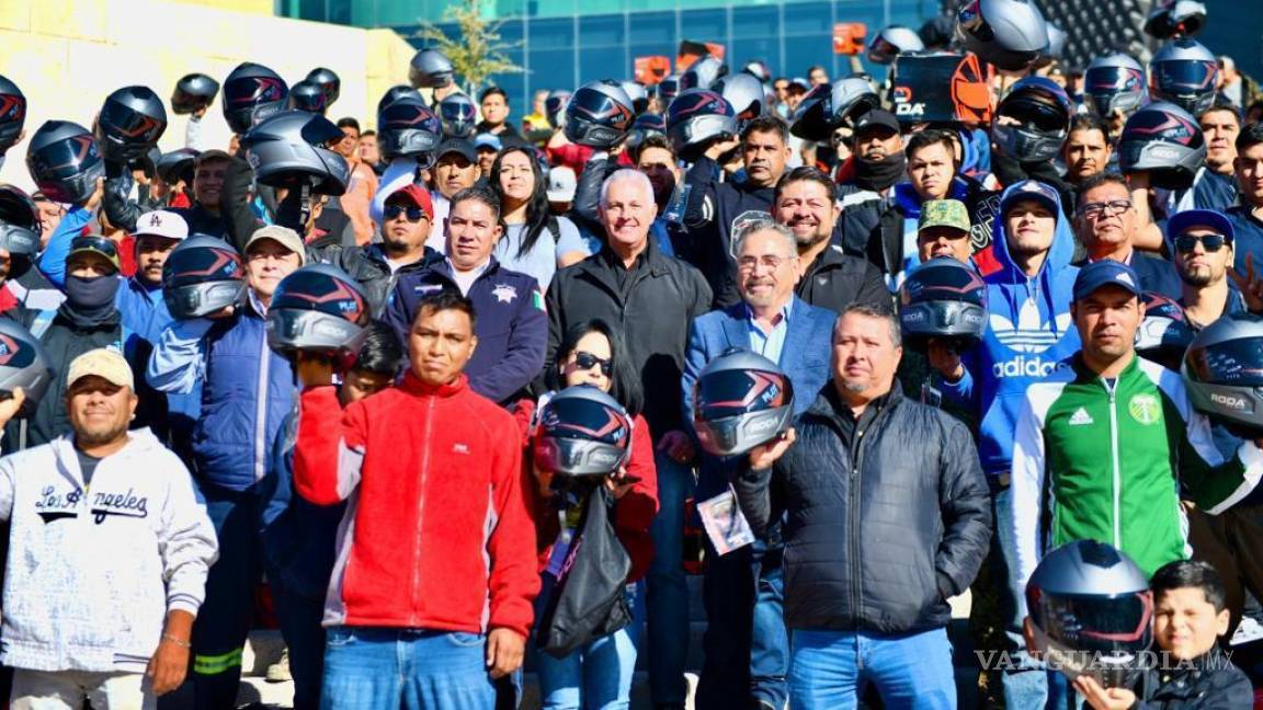 Entrega Alcalde de Torreón 200 cascos de protección a motociclistas que cumplieron curso de manejo