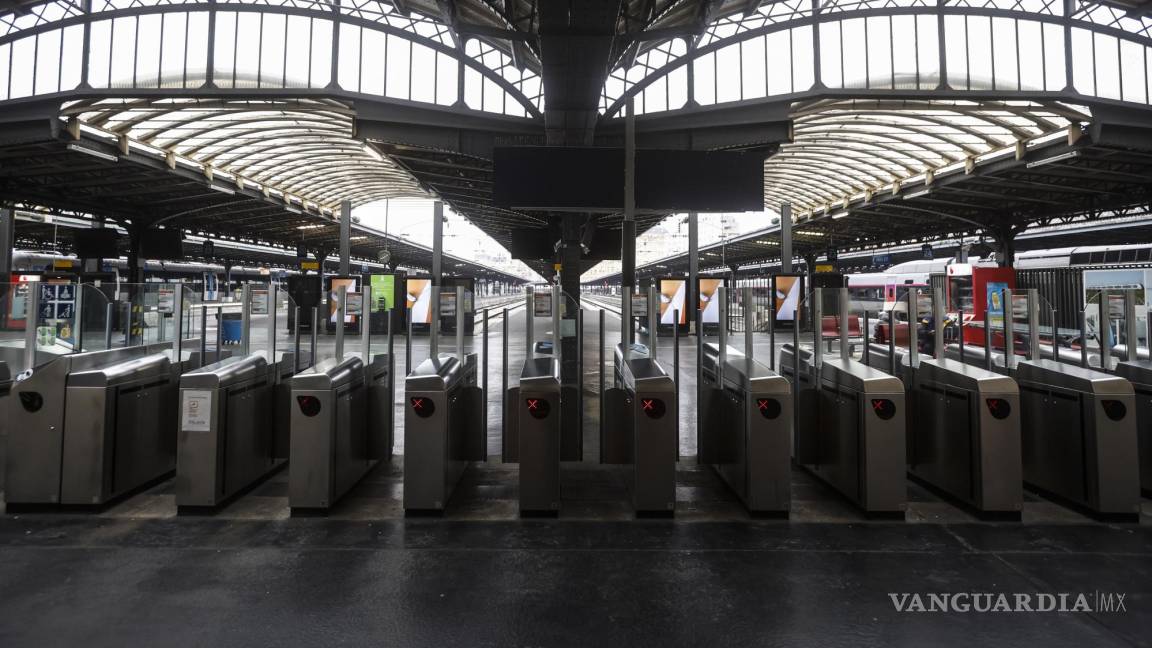 Suspende servicio en estación de tren en París ante incendio