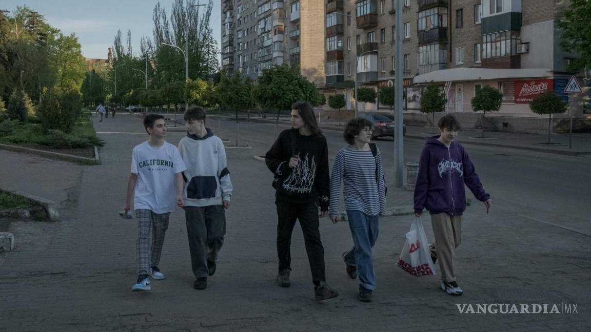 $!De izquierda a derecha, David, Daniil, Mykyta, Denys y Rostyslav caminan hacia la plaza principal de Slovyansk, Ucrania.